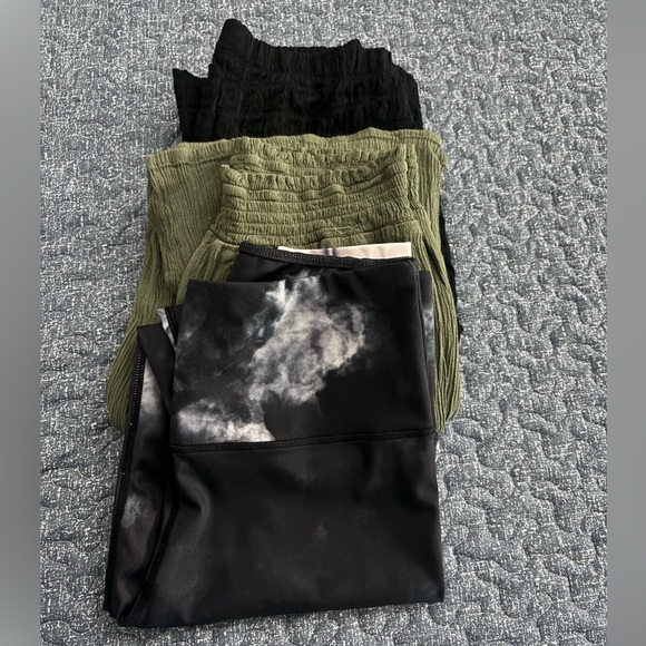 3 pairs of gently used pants/ leggings.
Urban Outfitters, Joe B and Athlete body - Picture 2 of 9